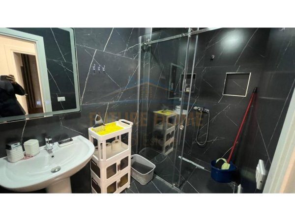 Tirane, jepet me qera apartament 2+1 Kati 7, 90 m² 700 € 