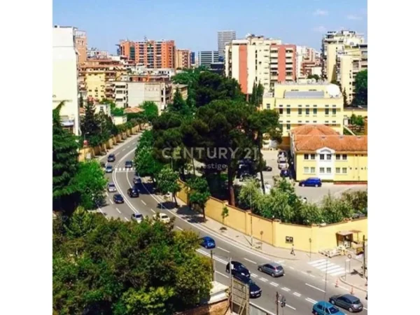 Tirane, jepet me qera ambjent biznesi Kati 0, 150 m² 1.700 € 