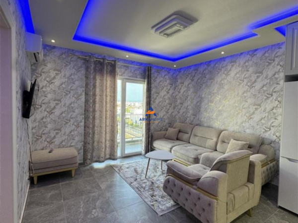 Tirane, jepet me qera apartament 1+1+Ballkon Kati 8, 85 m² 500 € (UNIVERS CITY)