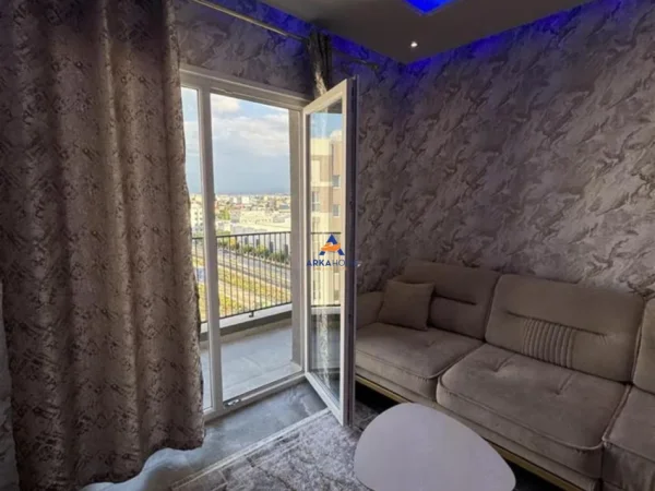 Tirane, jepet me qera apartament 1+1+Ballkon Kati 8, 85 m² 500 € (UNIVERS CITY)