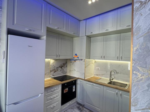 Tirane, jepet me qera apartament 1+1+Ballkon Kati 8, 85 m² 500 € (UNIVERS CITY)