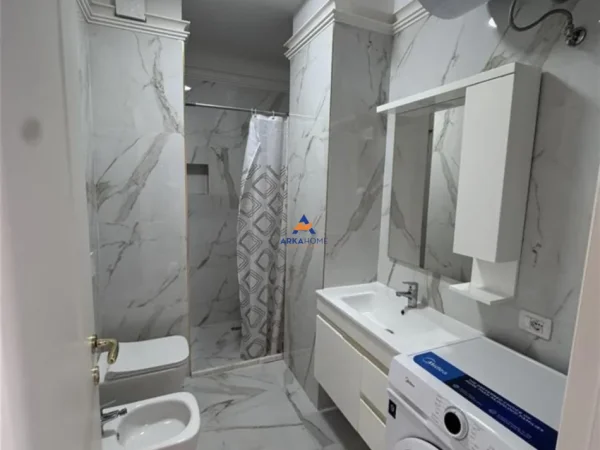 Tirane, jepet me qera apartament 1+1+Ballkon Kati 8, 85 m² 500 € (UNIVERS CITY)