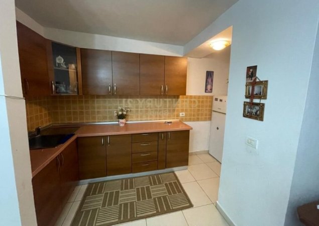 Tirane, jepet me qera apartament 2+1 Kati 3, 75 m² 
