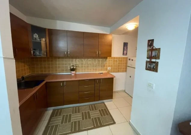 Tirane, jepet me qera apartament 2+1 Kati 3, 75 m² 