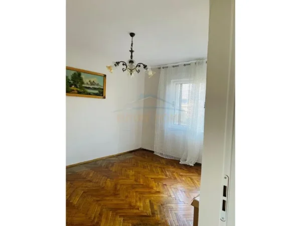 Tirane, jepet me qera apartament 3+1 Kati 5, 80 m² 690 € (Rruga Fortuzi)