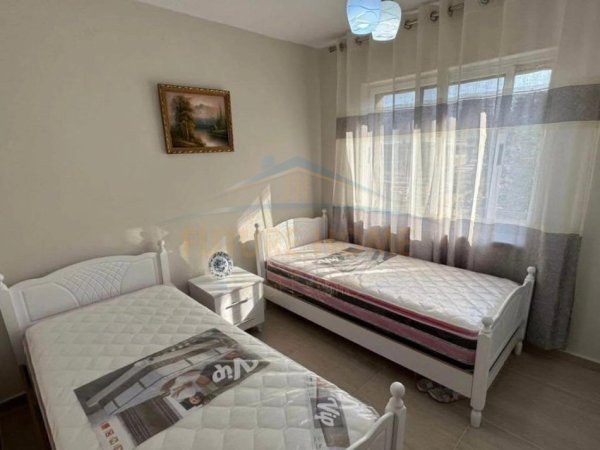 Tirane, jepet me qera apartament 3+1 Kati 5, 80 m² 690 € (Rruga Fortuzi)