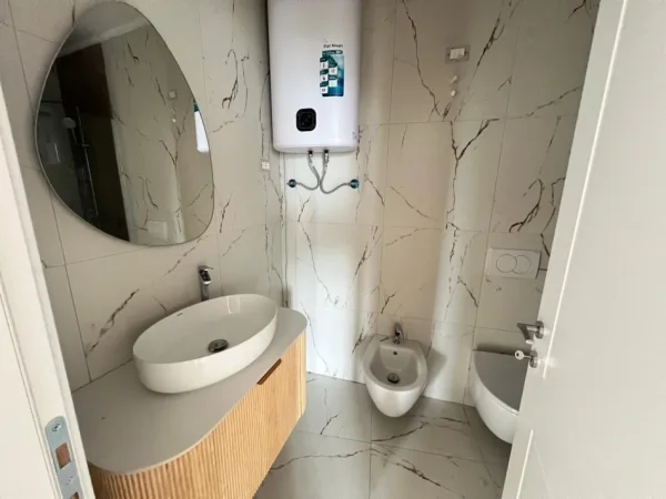 Tirane, jepet me qera zyre Kati 3, 130 m² 2.000 € (Lake View)