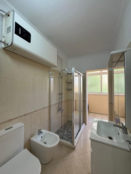 Tirane, jepet me qera apartament 2+1+Aneks+Ballkon Kati 2, 85 m² 650 € (RRUGA ARKITEKT SINANI)