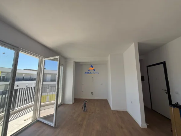 Tirane, jepet me qera zyre Kati 8, 116 m² 550 € (UNIVERS CITY)