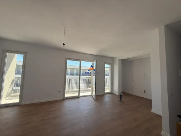 Tirane, jepet me qera zyre Kati 8, 116 m² 550 € (UNIVERS CITY)