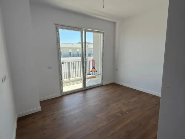 Tirane, jepet me qera zyre Kati 8, 116 m² 550 € (UNIVERS CITY)