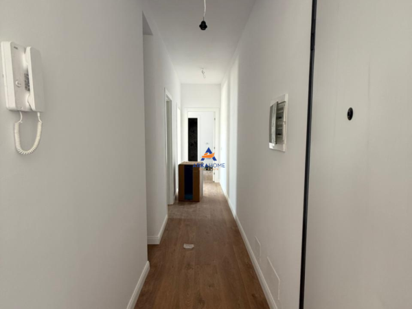 Tirane, jepet me qera zyre Kati 8, 116 m² 550 € (UNIVERS CITY)