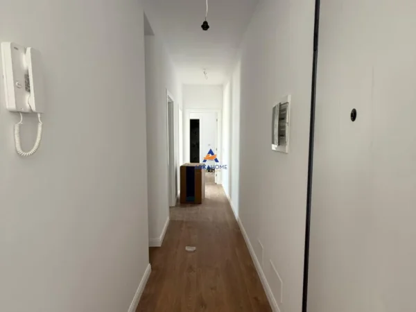 Tirane, jepet me qera zyre Kati 8, 116 m² 550 € (UNIVERS CITY)