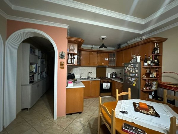 Tirane, shitet apartament 3+1+Ballkon Kati 5, 105 m² 180.000 € (Ali Dem)