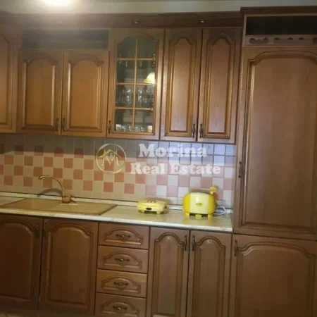Tirane, jepet me qera apartament 3+1 Kati 6, 150 m² 900 € (Rruga e Barrikadave)