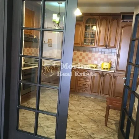 Tirane, jepet me qera apartament 3+1 Kati 6, 150 m² 900 € (Rruga e Barrikadave)