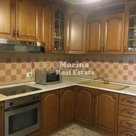 Tirane, jepet me qera apartament 3+1 Kati 6, 150 m² 900 € (Rruga e Barrikadave)