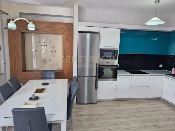 Tirane, jepet me qera 3+1 Kati 8, 140 m² 500 € 