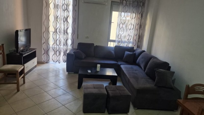 Tirane, jepet me qera apartament 2+1+Ballkon Kati 3, 95 m² 550 € (Rr. Stavri Themeli mbrapa Globit)