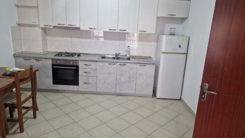 Tirane, jepet me qera apartament 2+1+Ballkon Kati 3, 95 m² 550 € (Rr. Stavri Themeli mbrapa Globit)