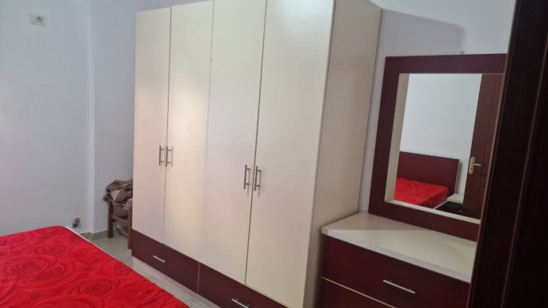 Tirane, jepet me qera apartament 2+1+Ballkon Kati 3, 95 m² 550 € (Rr. Stavri Themeli mbrapa Globit)