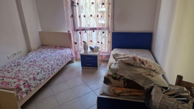 Tirane, jepet me qera apartament 2+1+Ballkon Kati 3, 95 m² 550 € (Rr. Stavri Themeli mbrapa Globit)