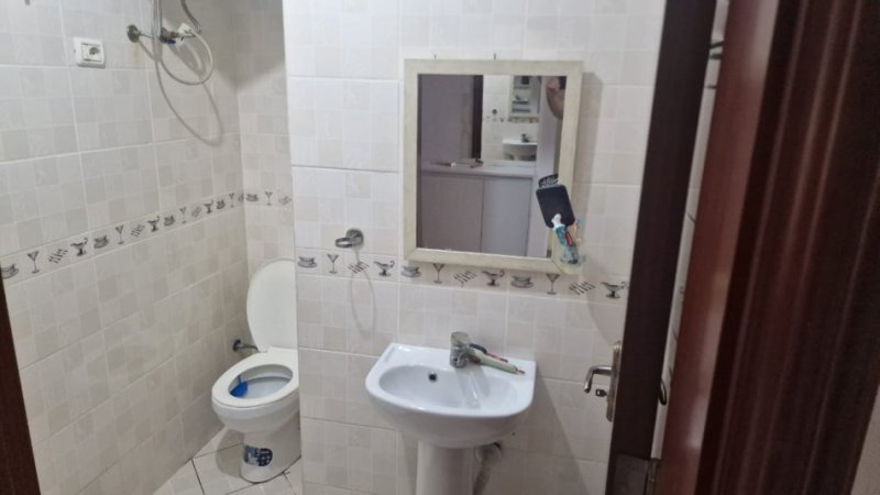 Tirane, jepet me qera apartament 2+1+Ballkon Kati 3, 95 m² 550 € (Rr. Stavri Themeli mbrapa Globit)