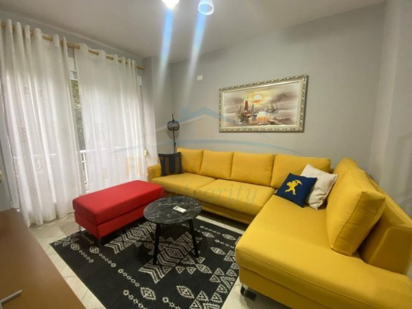 Tirane, jepet me qera apartament 2+1+Ballkon Kati 2, 80 m² 700 € (Kompleksi Kontakt)