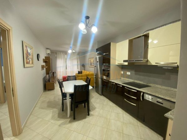 Tirane, jepet me qera apartament 2+1+Ballkon Kati 2, 80 m² 700 € (Kompleksi Kontakt)