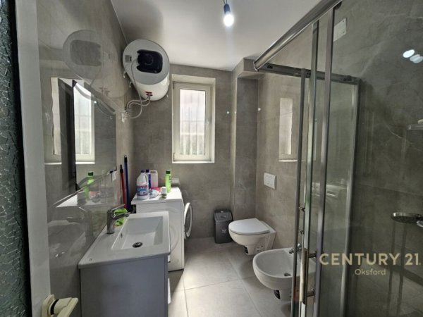 Tirane, jepet me qera apartament 2+1 , 82 m² 700 € (Prane bllokut te ambasadave)