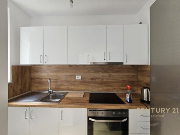 Tirane, jepet me qera apartament 2+1 , 82 m² 700 € (Prane bllokut te ambasadave)