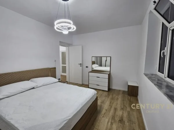 Tirane, jepet me qera apartament 2+1 , 82 m² 700 € (Prane bllokut te ambasadave)