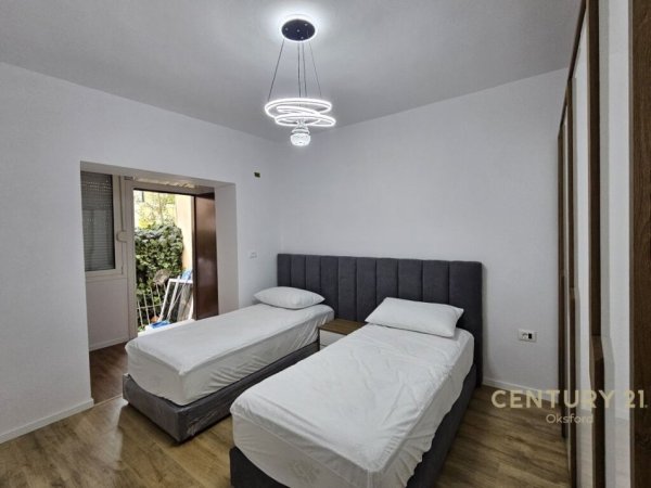 Tirane, jepet me qera apartament 2+1 , 82 m² 700 € (Prane bllokut te ambasadave)
