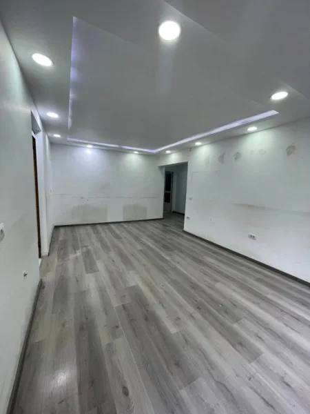 Tirane, jepet me qera zyre Kati 3, 85 m² 800 € , Bllok