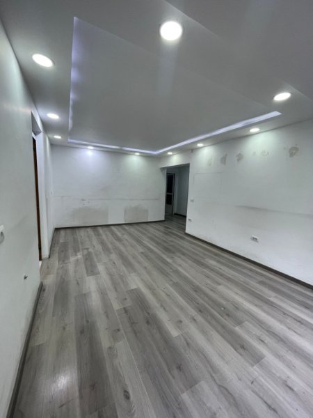 Tirane, jepet me qera zyre Kati 3, 85 m² 800 € , Bllok