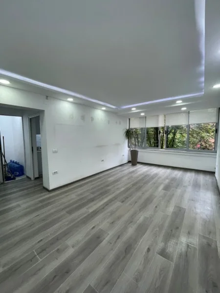 Tirane, jepet me qera zyre Kati 3, 85 m² 800 € , Bllok
