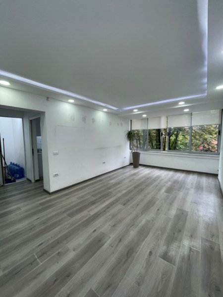 Tirane, jepet me qera zyre Kati 3, 85 m² 800 € , Bllok