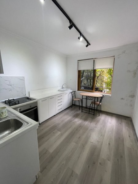 Tirane, jepet me qera zyre Kati 3, 85 m² 800 € , Bllok