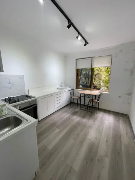 Tirane, jepet me qera zyre Kati 3, 85 m² 800 € , Bllok