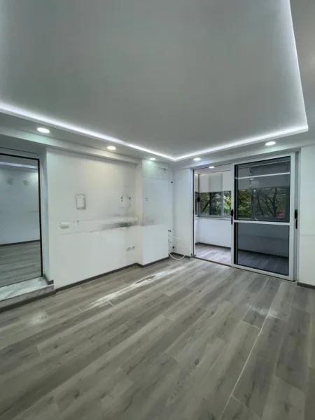 Tirane, jepet me qera zyre Kati 3, 85 m² 800 € , Bllok