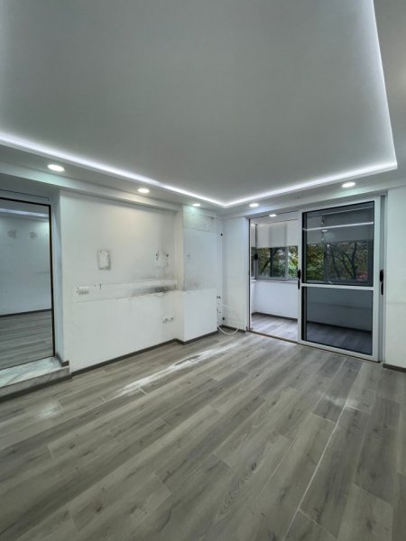 Tirane, jepet me qera zyre Kati 3, 85 m² 800 € , Bllok