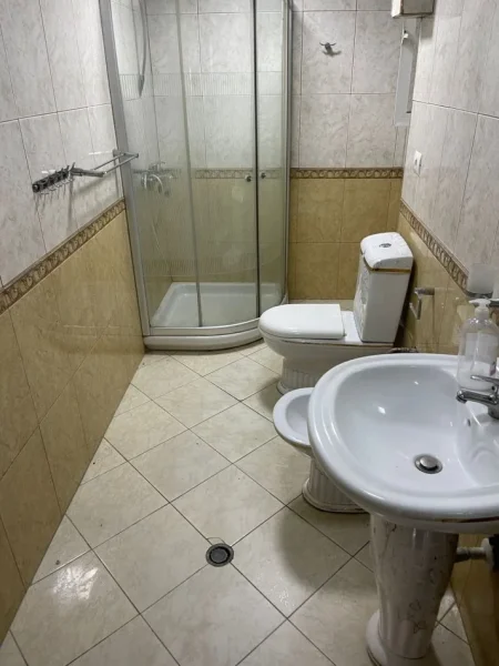 Tirane, jepet me qera zyre Kati 3, 85 m² 800 € , Bllok