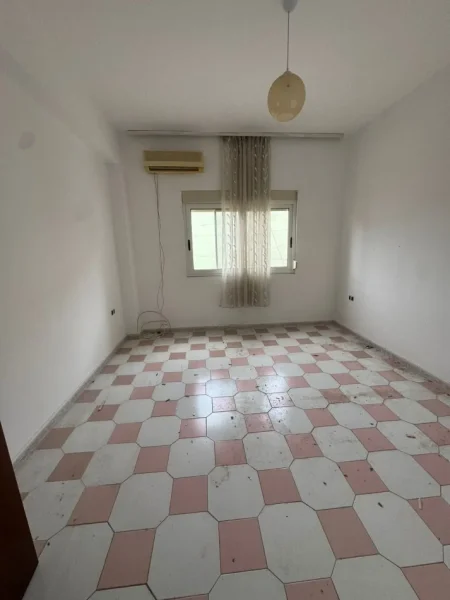 Durres, shitet apartament 2+1+Ballkon Kati 2, 89 m² 100.000 € (Vala parku)