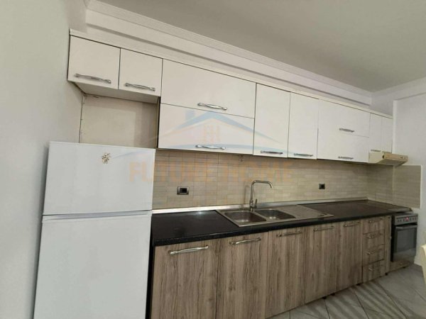 Tirane, jepet me qera apartament 2+1+Ballkon Kati 1, 123 m² 450 € (Rruga Reshit Maloku)