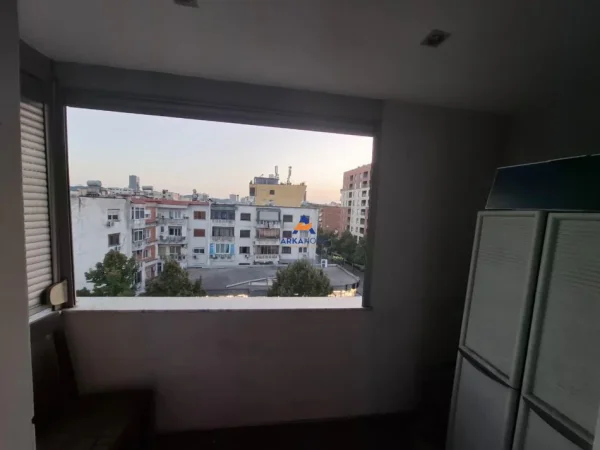 Tirane, jepet me qera apartament 2+1 Kati 4, 85 m² 580 € (NE FILLIM TE RRUGES HOXHA TAHSIM)