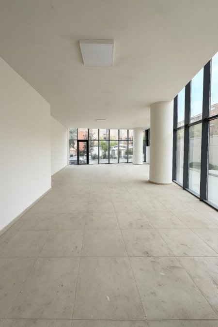 Tirane, jepet me qera dyqan Kati 0, 120 m² 2.700 € (Rruga Mine Peza)