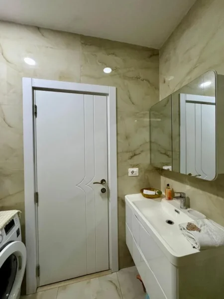 Tirane, jepet me qera apartament 1+1 , 65 m² 850 € (BLLOKU)