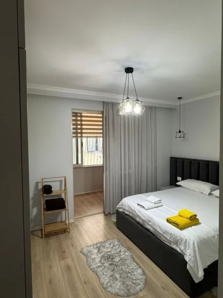 Tirane, jepet me qera apartament 1+1 , 65 m² 850 € (BLLOKU)