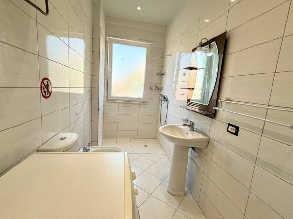 Tirane, jepet me qera apartament 2+1+Aneks+Ballkon Kati 3, 89 m² 550 € (Bulevardi Zhan Dark)