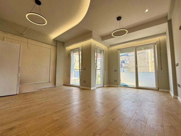 Tirane, jepet me qera apartament 2+1+Aneks+Ballkon Kati 3, 89 m² 550 € (Bulevardi Zhan Dark)